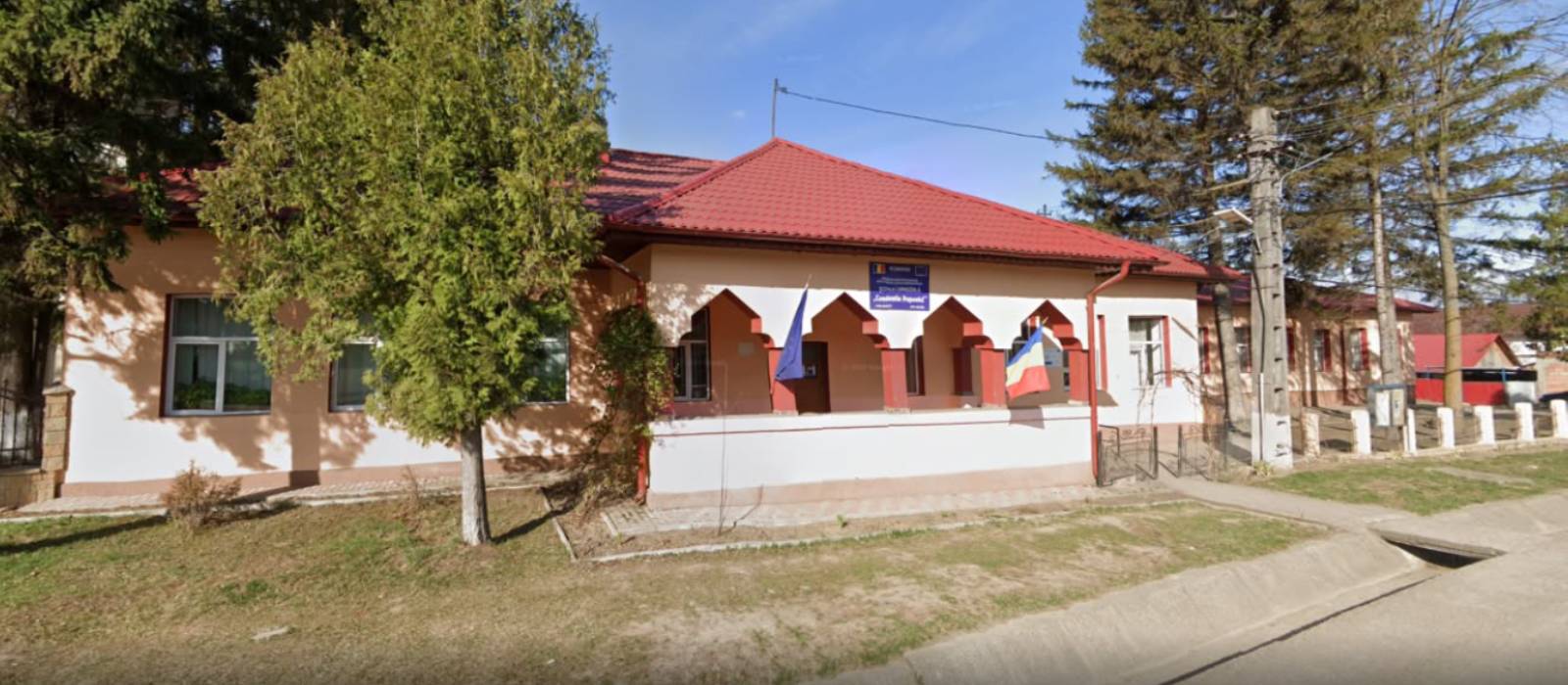 Clădirea școlii văzută din curte